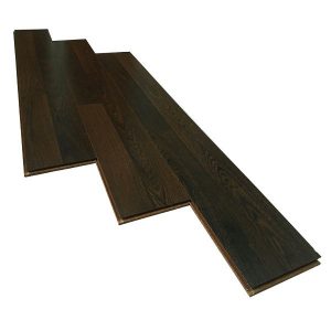 Sàn gỗ JANMI WE21 có màu nâu tối và vân gỗ to, bản lớn, tạo cảm giác chân thực như ván gỗ tự nhiên. Sản phẩm có kích thước 193×1283 mm, độ dày 8mm nên chỉ phù hợp cho những không gian ít người đi lại như phòng ngủ hoặc phòng làm việc Nội dung chính bài Viết 1 Thông tin về sàn gỗ Janmi WE21 1.1 Janmi WE21 có cấu tạo gồm các lớp sau: 2 Các đặc tính nổi bật của sàn gỗ Janmi Thông tin về sàn gỗ Janmi WE21 Sản phẩm là một trong những mã hàng của sàn gỗ Janmi, được sản xuất tại nhà máy Robina Flooring Sdn Bhd có trụ sở tại malaysia Janmi WE21 có cấu tạo gồm các lớp sau: Lớp bề mặt đa tầng có khả năng chống khuẩn, ngăn chặn sự phát triển của nấm mốc, chống xước, chống nước và trơn trượt Lớp giấy tạo vân gỗ Lớp lõi HDF đạt tiêu chuẩn E1 Lớp cân bằng giữ sàn gỗ được ổn định và ngăn không cho nước từ sàn bê tông hắt lên Hệ thống cách âm Sound-block Hệ thống khóa hèm R-click giúp cho việc lắp đặt diễn ra đơn giản, dễ dàng,se khít mà không cần dùng keo. Hệ thống hèm khóa được phủ một lớp chống ẩm và giảm tiếng cót két Các đặc tính nổi bật của sàn gỗ Janmi Chống trầy xước, chống trơn trượt, chịu được lực nén cao và sự va đập mạnh Chịu nước tốt Chịu được nhiệt độ cao của nhiệt độ môi trường và tàn thuốc lá Không bị nấm mốc, mối mọt phá hoại Lượng khí thải Formadihyde thấp(E1) nên rất an toàn cho sức khỏe con người và môi trường xung quanh Lắp đặt nhanh chóng, dễ dàng không cần dùng keo, có thể sử dụng ngay sau khi lắp đặt Sàn gỗ Janmi WE21 là sàn gỗ Malaysia được rất nhiều người tiêu dùng ưu chuộng. Sản phẩm mang đến phong cách hiện đại, thích hợp cho những chung cư, nhà riêng có diện tích vừa, nhiều sáng Một số hình ảnh thi công thực tế sàn gỗ WE21 Ảnh thực tế sàn gỗ Janmi WE21 rất phù hợp với phòng ngủ Ảnh thực tế sàn gỗ Janmi WE21 rất phù hợp với phòng ngủ Thi công ảnh thực tế sàn gỗ Janmi WE21 tại phòng ngủ Thi công ảnh thực tế sàn gỗ Janmi WE21 tại phòng ngủ Sàn gỗ JANMI WE21 lát sàn chung cư